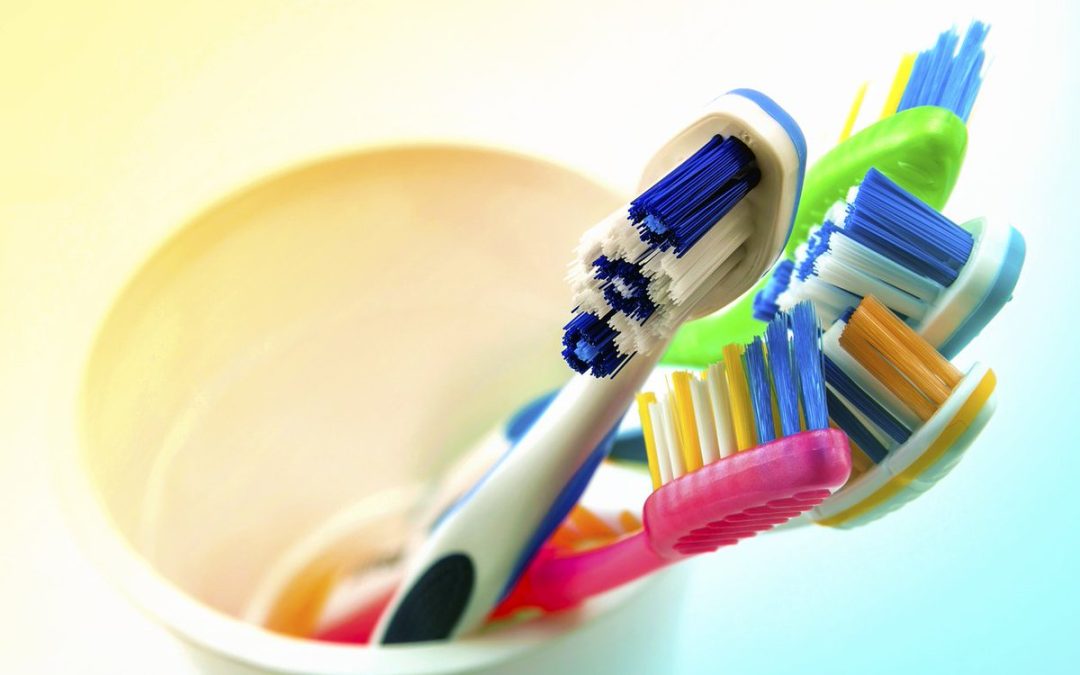 Tipos de Cepillos Dentales y Uso del Cepillado en Implantes Dentales